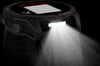 Smartwatch mit einer leuchtenden LED, die Licht projiziert.