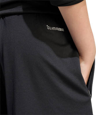 Detail einer dunklen Sporthose mit ClimaCool-Logo. Detail einer dunklen Sporthose mit ClimaCool-Logo.