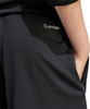 Detail einer dunklen Sporthose mit ClimaCool-Logo.
