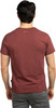 Mann von hinten in dunkelrotem T-Shirt und grauer Jeans.