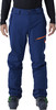 Ein Mann trägt eine dunkelblaue Skihose mit orangefarbenen Akzenten.