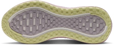 Unteransicht eines rosa Laufschuhs mit gelber und violetter Laufsohlenstruktur. Unteransicht eines rosa Laufschuhs mit gelber und violetter Laufsohlenstruktur.
