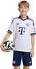 Ein Junge im Bayern-München-Trikot hält lächelnd einen Fußball.