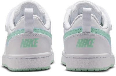 Zadný pohľad na biele tenisky Nike s mätovým logom a pruhom. Zadný pohľad na biele tenisky Nike s mätovým logom a pruhom.