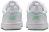 Zadný pohľad na biele tenisky Nike s mätovým logom a pruhom.