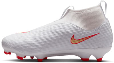 Weißer Nike Fußballschuh mit roten Details und goldenem Logo.