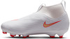 Weißer Nike Fußballschuh mit roten Details und goldenem Logo.