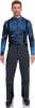 Ein Mann in stilvoller Skibekleidung mit blauem Oberteil und dunkler Hose.
