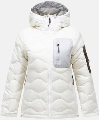 Weiße Daunenjacke mit Kapuze und grauer Brusttasche mit Reißverschluss.
