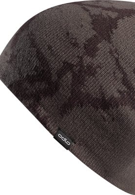 Braune Strickmütze mit dunklem Muster und Markenlogo.