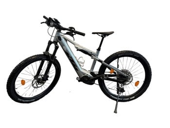 Silbernes KTM Mountain E-Bike mit Federung und breiten Reifen.