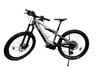 Silbernes KTM Mountain E-Bike mit Federung und breiten Reifen.