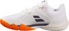 Weißer Tennisschuh mit orangefarbener Sohle und dunkelgrauem Logo.