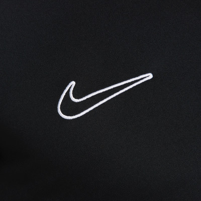 Schwarzer Hintergrund mit weißem Nike-Logo.