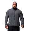 Ein Mann in einem dunkelgrauen Fleece-Reißverschluss und schwarzer Hose.