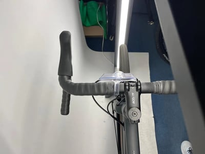Detail eines Gravelbike-Lenkers mit Lenkerband und ACID-Vorbau.