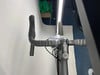 Detail eines Gravelbike-Lenkers mit Lenkerband und ACID-Vorbau.