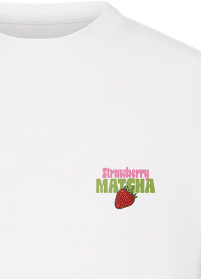 Weißes T-Shirt mit Erdbeer-Print und „Strawberry Matcha“-Schriftzug. Weißes T-Shirt mit Erdbeer-Print und „Strawberry Matcha“-Schriftzug.