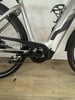 Detail eines E-Bikes mit Bosch-Antrieb und silbernem Rahmen.