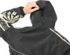 Rückansicht einer schwarzen Kapuzenjacke mit beigem Muster am Ärmel.