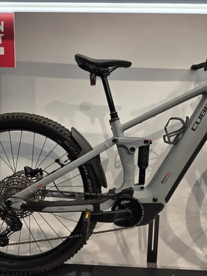 Graues Cube E-Mountainbike mit Federung und Schutzblechen. Graues Cube E-Mountainbike mit Federung und Schutzblechen.