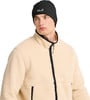 Mann in schwarzer Mütze und beige Fleecejacke mit Jack Wolfskin Logo.
