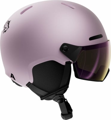 Ein rosafarbener Skihelm mit integriertem Visier und Logo.