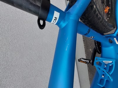 Blauer Fahrradrahmen mit schwarzen Details und weißem Etikett. Blauer Fahrradrahmen mit schwarzen Details und weißem Etikett.