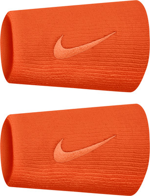 Zwei orangefarbene Stoffarmbänder mit Nike-Logo auf weißem Hintergrund. Zwei orangefarbene Stoffarmbänder mit Nike-Logo auf weißem Hintergrund.