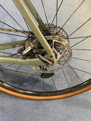 Hinterrad eines Fahrrads mit Scheibenbremse und SRAM-Schaltwerk. Hinterrad eines Fahrrads mit Scheibenbremse und SRAM-Schaltwerk.