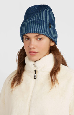 Eine Frau mit einer blauen gestreiften Mütze und einer cremefarbenen Kunstpelzjacke. Eine Frau mit einer blauen gestreiften Mütze und einer cremefarbenen Kunstpelzjacke.