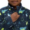 Ein Kind trägt einen dunkelblauen Fleece-Pullover mit Bären- und Schneeflockenmuster.