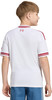 Junge in weißem T-Shirt mit roten Streifen an den Ärmeln und einem Logo auf dem Rücken.