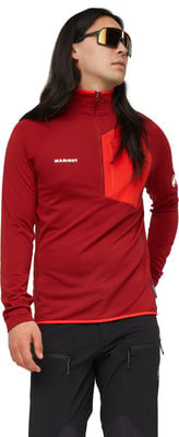 Ein Mann in einem roten Langarmshirt und schwarzer Hose. Ein Mann in einem roten Langarmshirt und schwarzer Hose.