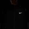 Férfi fekete Nike dzsekiben cipzárral és fényvisszaverő logóval.
