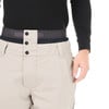 Detail einer beigen Skihose für Herren mit Logo auf dem Bund.