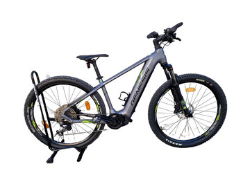 Graues E-Bike auf einem Ständer mit weißem Hintergrund.