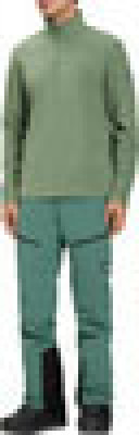 Ein Mann in einem grünen Rollkragenpullover und Hose steht. Ein Mann in einem grünen Rollkragenpullover und Hose steht.