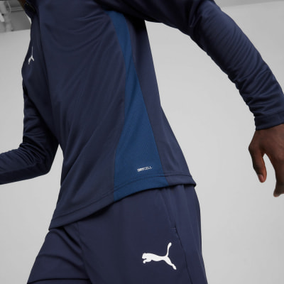 Dunkelblaue Sportjacke mit dunklerem Panel und Puma-Logo. Dunkelblaue Sportjacke mit dunklerem Panel und Puma-Logo.