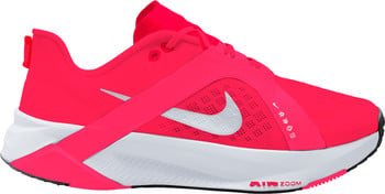 Ein rosafarbener Nike Laufschuh mit weißem Swoosh und weißer Sohle.