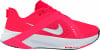 Ein rosafarbener Nike Laufschuh mit weißem Swoosh und weißer Sohle.