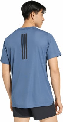 Mann in blauem T-Shirt mit schwarzen Streifen auf dem Rücken. Mann in blauem T-Shirt mit schwarzen Streifen auf dem Rücken.