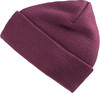 Eine dunkelweinrote Strickmütze mit Umschlag.