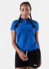 Frau in einem blauen Poloshirt und schwarzer Hose mit Zöpfen.