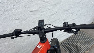 Detail eines E-Bike-Lenkers mit Display, das Zeit und Distanz anzeigt. Detail eines E-Bike-Lenkers mit Display, das Zeit und Distanz anzeigt.
