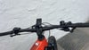 Detail eines E-Bike-Lenkers mit Display, das Zeit und Distanz anzeigt.