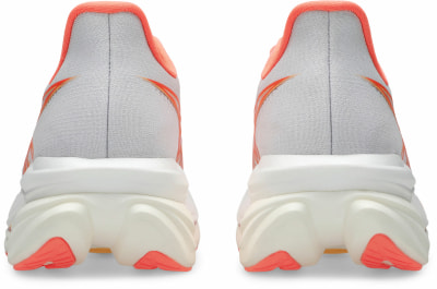 Rückansicht weißer Laufschuhe mit orangefarbenen Details und Logo. Rückansicht weißer Laufschuhe mit orangefarbenen Details und Logo.