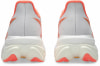 Rückansicht weißer Laufschuhe mit orangefarbenen Details und Logo.