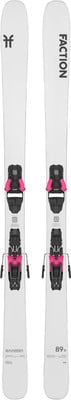 Weiße Faction-Ski mit pinker Bindung und Logo. Weiße Faction-Ski mit pinker Bindung und Logo.