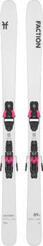 Weiße Faction-Ski mit pinker Bindung und Logo.